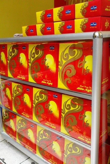 Bánh trung thu giá "khủng" không dùng để ăn? ảnh 1